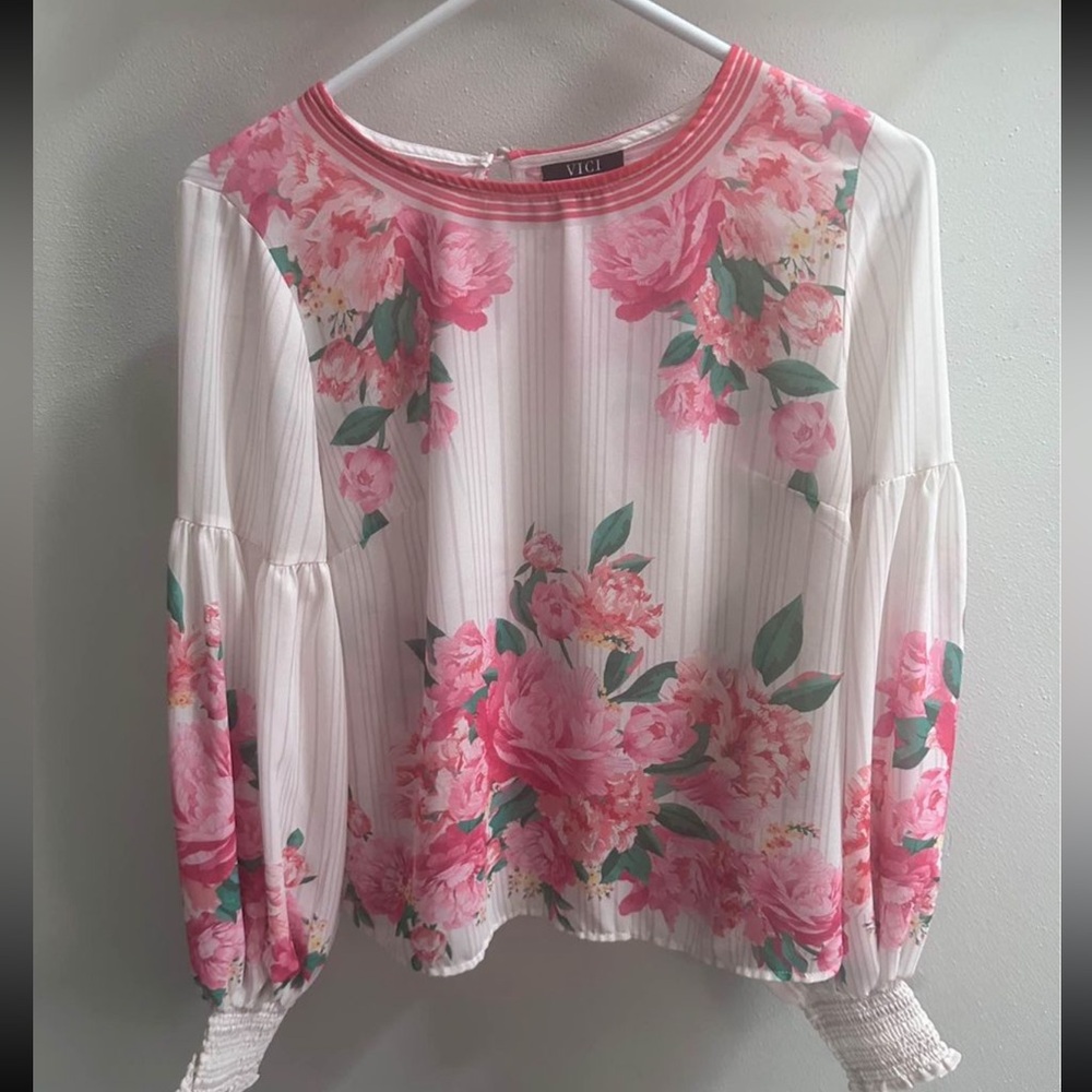 Vici woman’s size small blouse- floral design